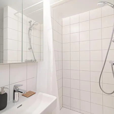 Lovely With Great Location No 4 By Urban Rent *